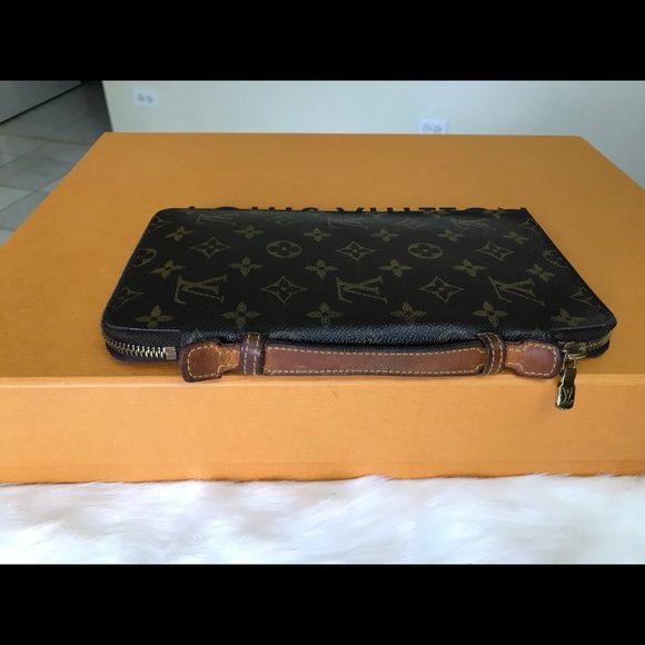 Louis Vuitton - Picture 3 of 16